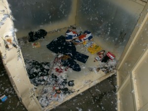 Müll0113 029.jpg (286.06 KiB) 6448 mal betrachtet Ich konnte mich nicht beherrschen und habe den Mechanismus der Einwurfklappe betätigt um die alten Nikes einzuwerfen. Doch worein? Grins!