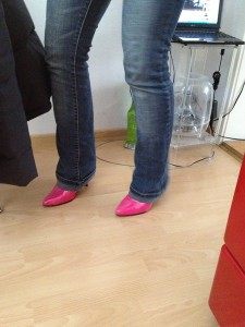 da steht sie nun, echt genervt, dass sie nun das blöde päckchen aufmachen soll.