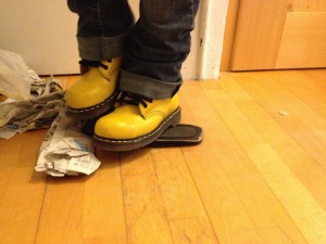 sie konnte fast nicht aufhören damit, so gefiel es ihr, auf den schuhen.