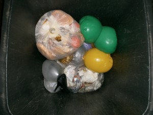 Es wäre wirklich unnötige Arbeit gewesen, die Ballons alle kaputt zu machen. Das Müllgewicht schafft genug Platz für unseren Dreck, bis die Müllabfuhr kommt.