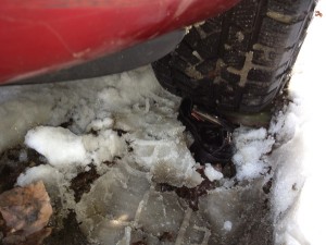 hier kann man ein wenig der platten latschen erkennen. die werden von dem reifen und dem gummistiefel, ganz schön zerquetscht.