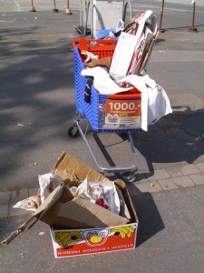 Marina07 060.jpg (396.87 KiB) 8537 mal betrachtet Die Müllabfuhr war schon zu hören.