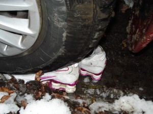 das sind doch die nikes von ihrer schwester.