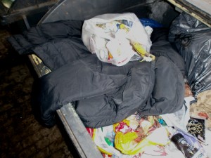 Da hat wohl das Mädel seine ausrangierte Winterjacke mit einem lässigen Wurf in den Müllcontainer geschmissen und (ihren?) Küchenmüllbeutel gleich mit drauf?!