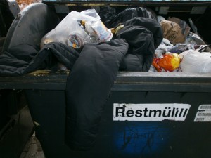 Innen duftete die Jacke noch geil nach der Trägerin und außen stank sie schon nach Müll.