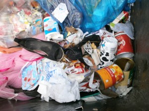 Vermutlich lagen diese Schuhe ursprünglich in einem Küchenmüllbeutel, der später aufplatzte oder aufgerissen wurde, oder erst gar nicht zugeknotet.