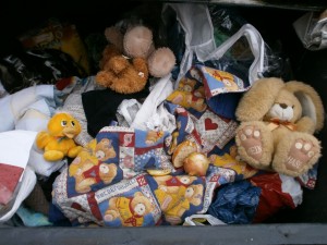Müll0213 053.jpg (292.02 KiB) 5923 mal betrachtet Babydecke und süße Stofftiere ab in den Dreck. Das ist übel!