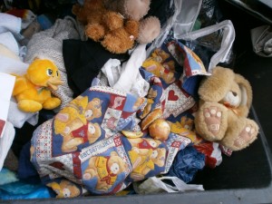 Schon lag ein halbes Brötchen und eine faulige Zwiebel auf der zum Müll verurteilten Babydecke. Der nette Hase, der nun bald der Müllabfuhr gehört hätte - lächelt noch!