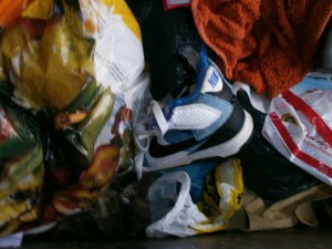 Müll0213 057.jpg (256.35 KiB) 5923 mal betrachtet Oben am Schaft total zerfressen, aber ansonsten kaum getragen. Der arme blöde Hund dürfte wohl Dresche gekriegt haben!