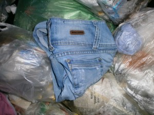 Noch halbwegs ordentlich zusammen gefaltet ihre löchrige Jeans.