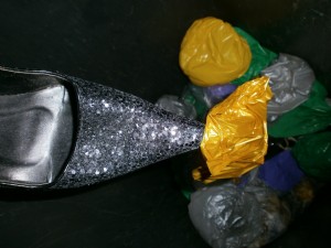 Die spitzen Pumps haben einen Luftballon beim Einsacken in den Müll aufgespießt.