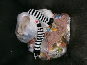 In einem Küchenmüllbeutel lagen u. a. dieser süße kleine total abgetragene BH und die verschwitzten Zehensöckchen. Das hat mich überrascht.
