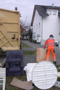 Maria02 041.jpg (247.14 KiB) 8475 mal betrachtet Die Sperrmüllabfuhr kommt.
