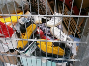 Ich wollte schon "die Ernte einholen", da kam der Hausmeister. Ihm gefiel mein Interesse für "seinen" Müll" nur wenig. Diese Tür musste er wg. der Sperrmüllabfuhr offenhalten. Also ...