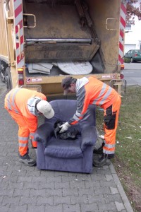 Maria02 045.jpg (268.15 KiB) 8475 mal betrachtet Da wollte doch tatsächlich ein Stiefel dem Pressmüllauto entgehen ..., doch er wurde mit festem Griff wieder eingefangen.
