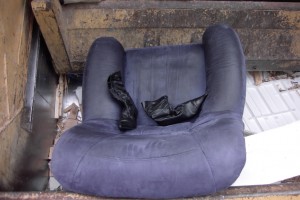 Maria02 046.jpg (268.29 KiB) 8101 mal betrachtet Mit Schwung wurde der alte Sessel mit den superspitzen Stiefeln in die Müllschüttung geschleudert.