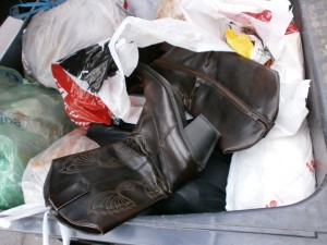 Na welch Glück, dass die Hausfrau nicht ihre Mülltüte wie es sich normalerweise gehört zugeknotet hat.