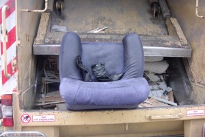 Maria02 047.jpg (263.58 KiB) 8103 mal betrachtet Schon fing die Presse an, sich des Sessels "anzunehmen".