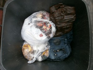 Die Vermüllung beginnt ganz harmlos.