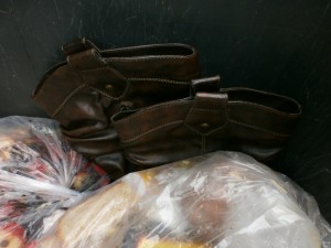 Noch dürften die Stiefel innen nach den Füßen von Martinas Freundin duften ... . Außen haftet an den Stiefeln sicher schon der penetrante Müllgestank.
