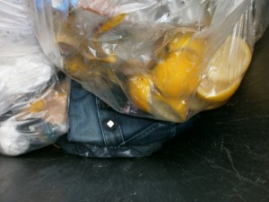 Die geile Jeans kriegt nun sicher Flecken von der ekligen Müllbrühe aus siffenden Beuteln