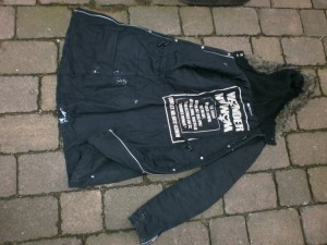 Eine sußersüße und von ihr sehr gern getragene Jacke muss nun in den Dreck!