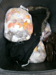 Schon liegt der erste fette Küchenmüllbeutel auf der kuschelweichen nach Tamara geil duftenden Jacke. Seufz!