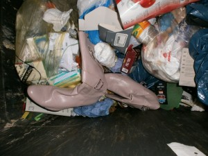 Nachdem ich einiges an Dreck weggeräumt hatte, kam auch der andere pinke Stiefel schon tief im Siff liegend zum Vorschein. Hat da etwa Pinkmarie ausrangiert??