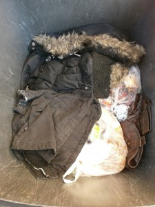 Die geile kuschelige Jacke nun tief in den Müll gesackt und platt gedrückt.