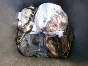 Der ehemal so ordentlich in die Mülltonne gestellte Abfall ist ganz schon zusammengesackt.
