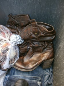 Plattgedrückt und zusammengesackt haben sich die Cowgirlstiefel von Martinas Freundin ihrem Schicksal im Müll ergeben.