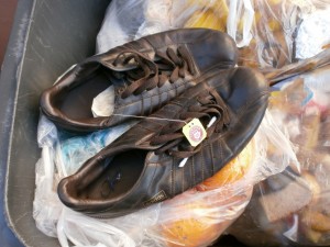 Endlich konnte ich auch den Küchenmüllbeutel mit den geilen adidas-Sneakern aufreißen.