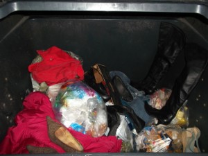 Der nur gut halb volle Müllcontainer &quot;reicht&quot; mir &quot;völlig&quot;!