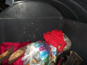 Geile Innenansichten eines Müllcontainers.