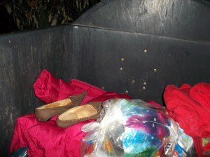 Von dort kam die Frau mit den Händen voll mit ihren Abfällen.